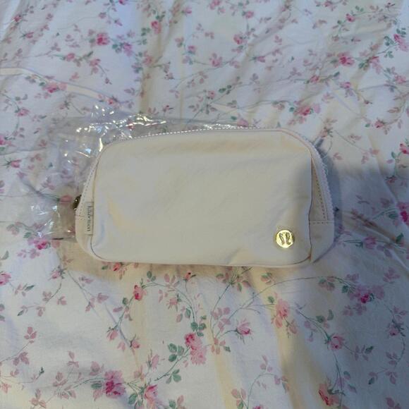 Lululemon Athletica Everywhere Belt Bag 1L - Picture 3 of 5